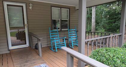 House in 3-acre woods, YMCA walkable, Hartwell 2 min, lake 10 min, Opal Retreat