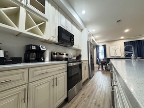 Private kitchen - Stylish Spacious 4BR Home w/Parking in DC (Washington)