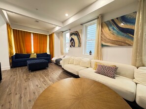 Living area - Stylish Spacious 4BR Home w/Parking in DC (Washington)
