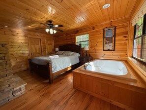 3 bedrooms, iron/ironing board, free WiFi, bed sheets - 3 bedroom cabin near Dollywood.  Mountain views, hot tub, games, community pool. (Sevierville)