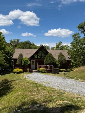Exterior - 3 bedroom cabin near Dollywood.  Mountain views, hot tub, games, community pool. (Sevierville)