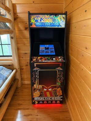 Een Multicade speelautomaat in een houten kamer.