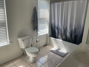Bathroom - Heart of Fishtown: Walk to Restaurants, Cafés & Bars, Nightlife & Downtown (Philadelphia)