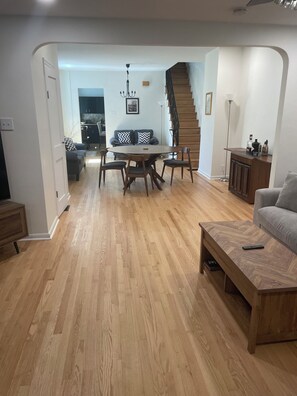 Living area - Heart of Fishtown: Walk to Restaurants, Cafés & Bars, Nightlife & Downtown (Philadelphia)