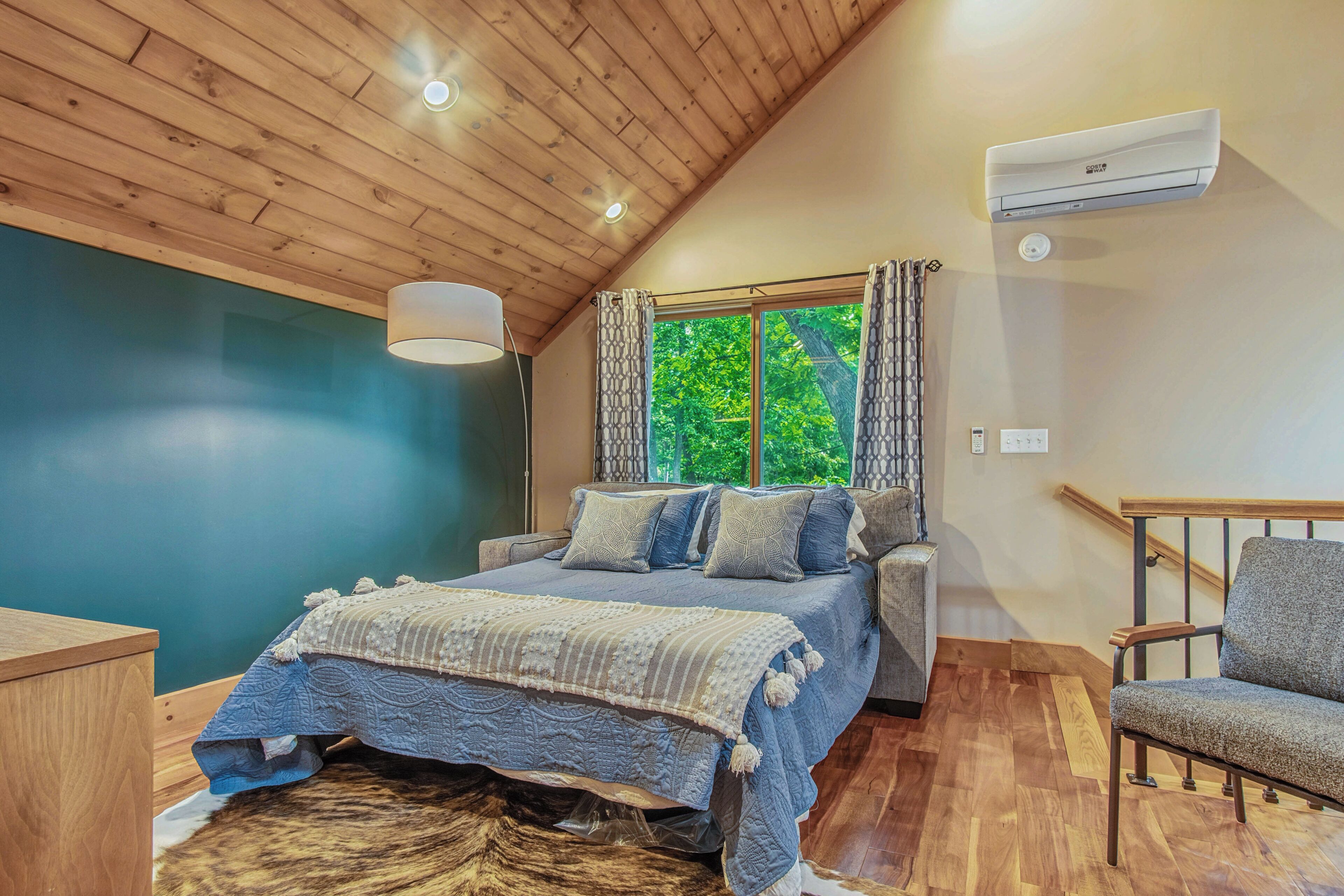Tabla de planchar con plancha, wifi y ropa de cama 