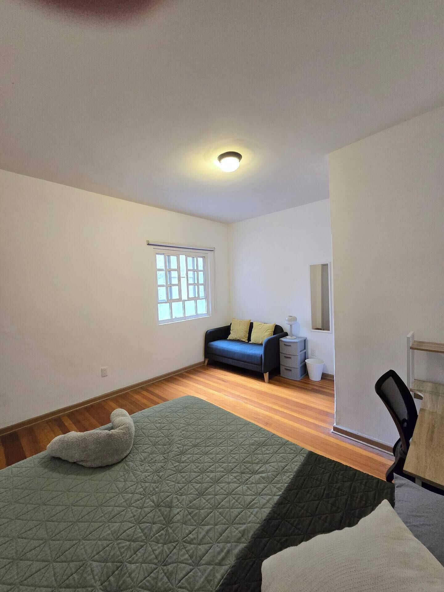4 habitaciones, tabla de planchar con plancha, internet y ropa de cama 