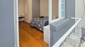 A room with a bed, a chair, a desk, and a window. - Apartment in Condesa with a Terrace (Ciudad de México)