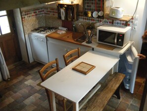 Private kitchen - GÎTE du COLPORTEUR (Jars)