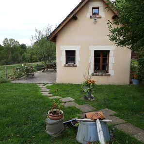 Property grounds - GÎTE du COLPORTEUR (Jars)
