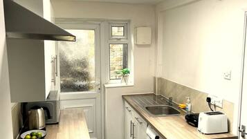 Coffee/tea maker, fridge, microwave, oven