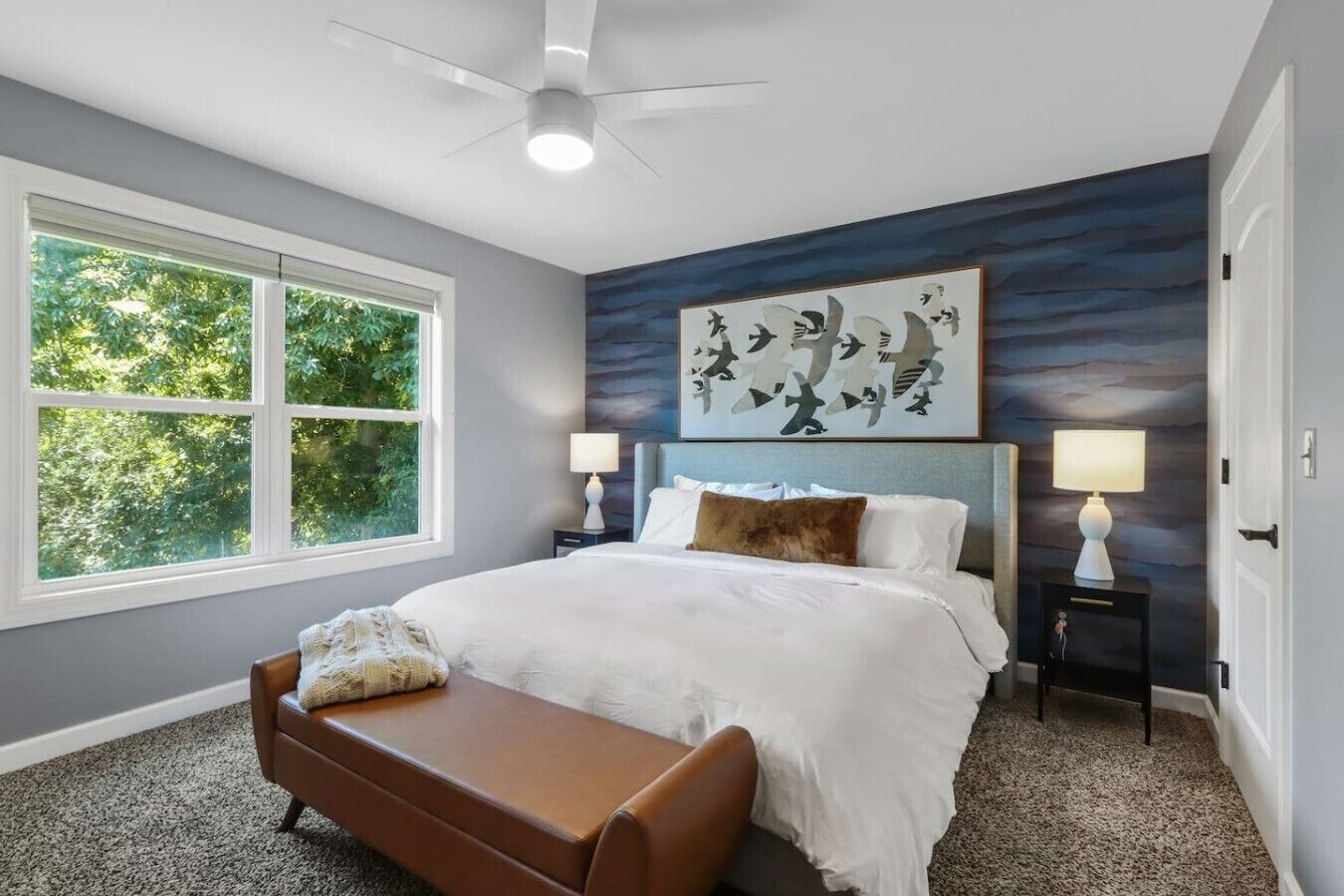 Desk, iron/ironing board, WiFi, bed sheets