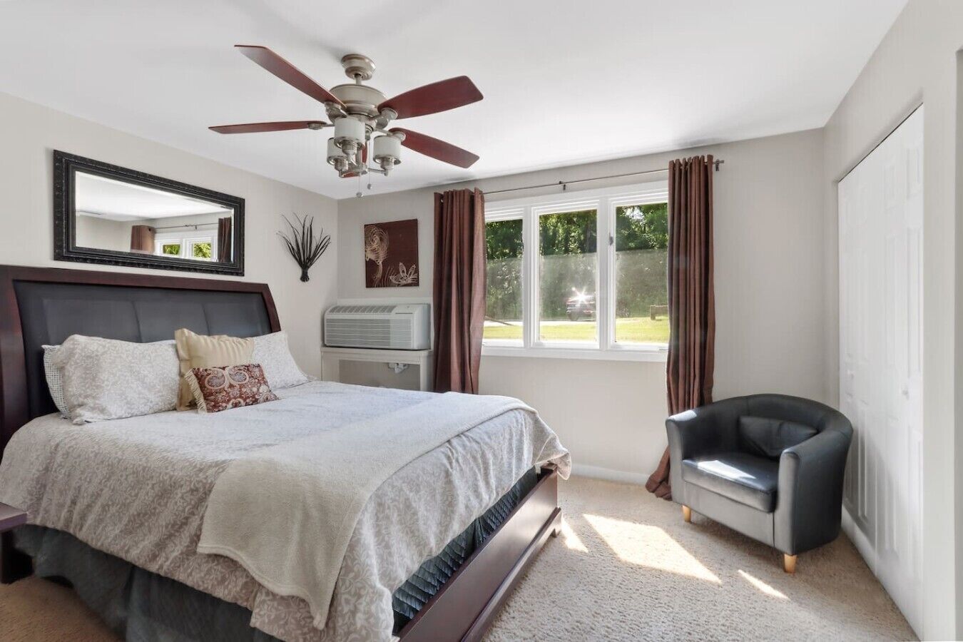Travel crib, WiFi, bed sheets
