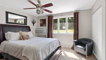 Travel crib, WiFi, bed sheets