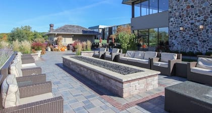 Poolside condo by Lake - walk up to Ridge Resort
