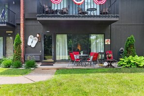 Outdoor dining - Cottage Condo by Lake, Pool & Ridge Resort (Lake Geneva)
