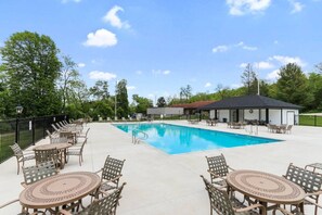 Pool - Cottage Condo by Lake, Pool & Ridge Resort (Lake Geneva)