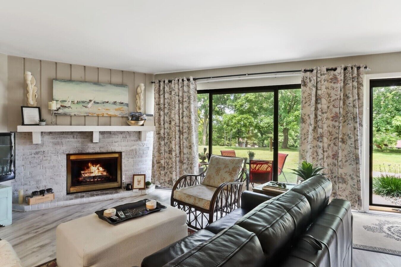 TV, fireplace, books. Cottage Condo by Lake, Pool & Ridge Resort