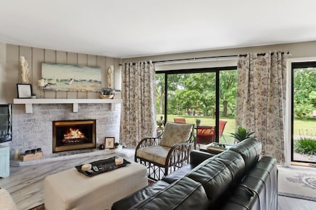 TV, fireplace, books. Cottage Condo by Lake, Pool & Ridge Resort