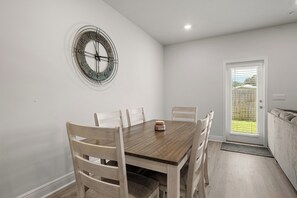 Dining - Meadow Flower Townhome-Downtown, Beaches, & UWF (Pensacola)