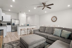 Smart TV - Meadow Flower Townhome-Downtown, Beaches, & UWF (Pensacola)