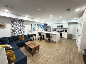 Living area - COZY Beautiful House 2-Bedroom with Parking (Washington)