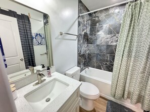 Towels, soap, toilet paper - COZY Beautiful House 2-Bedroom with Parking (Washington)
