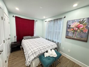 Iron/ironing board, WiFi, bed sheets - COZY Beautiful House 2-Bedroom with Parking (Washington)