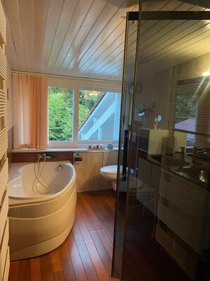Bathroom - Vrbo Property (Bressuire)