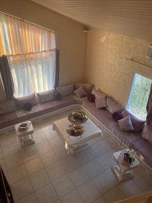 Living area - Vrbo Property (Bressuire)