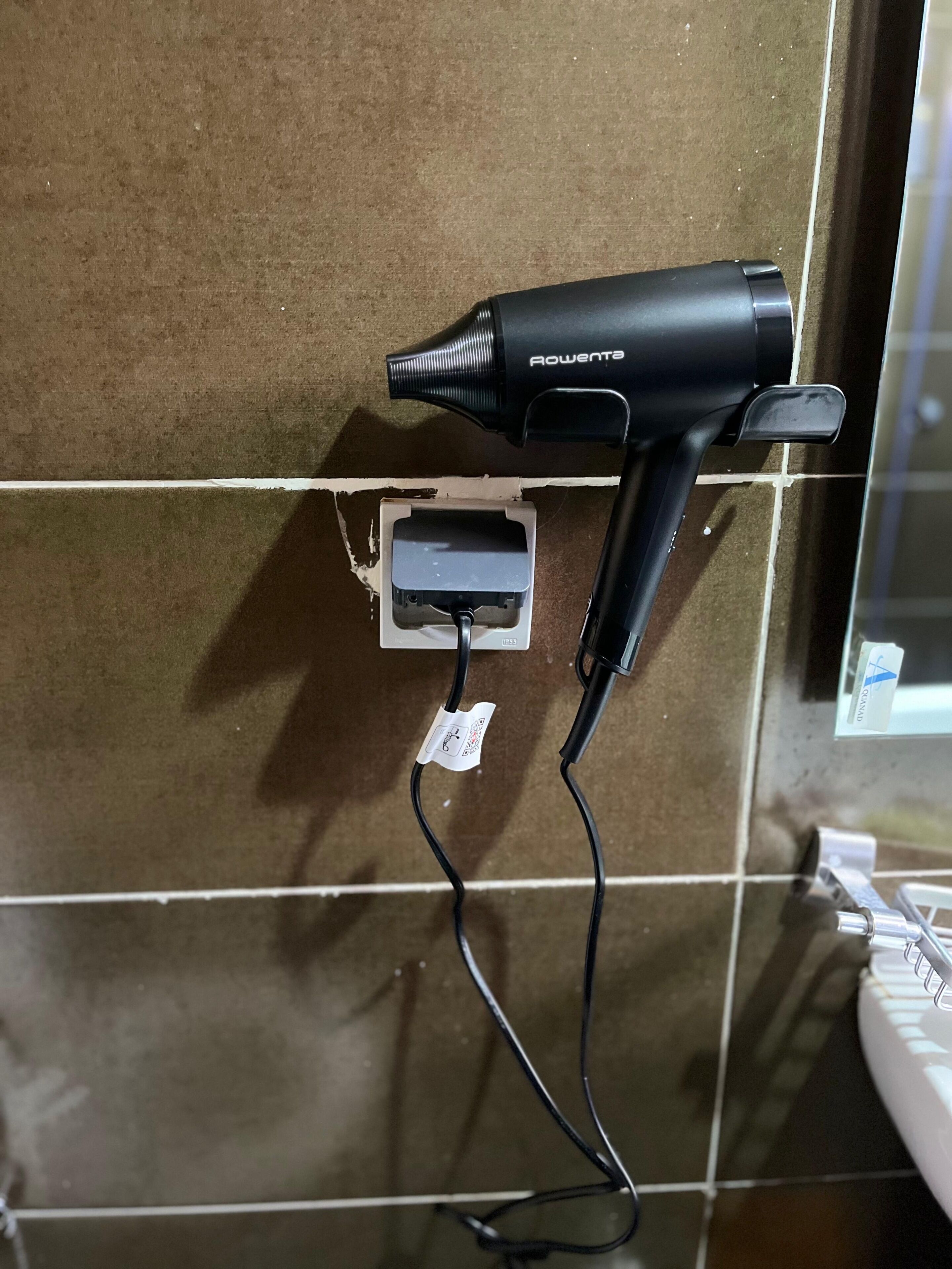Douche, sèche-cheveux, bidet, serviettes fournies
