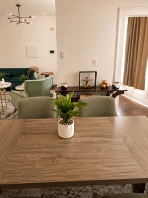 Dining - Spacious 3-bedroom apartment on East Jefferson near Downtown (Detroit)