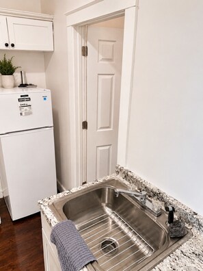 Private kitchen - Spacious 3-bedroom apartment on East Jefferson near Downtown (Detroit)