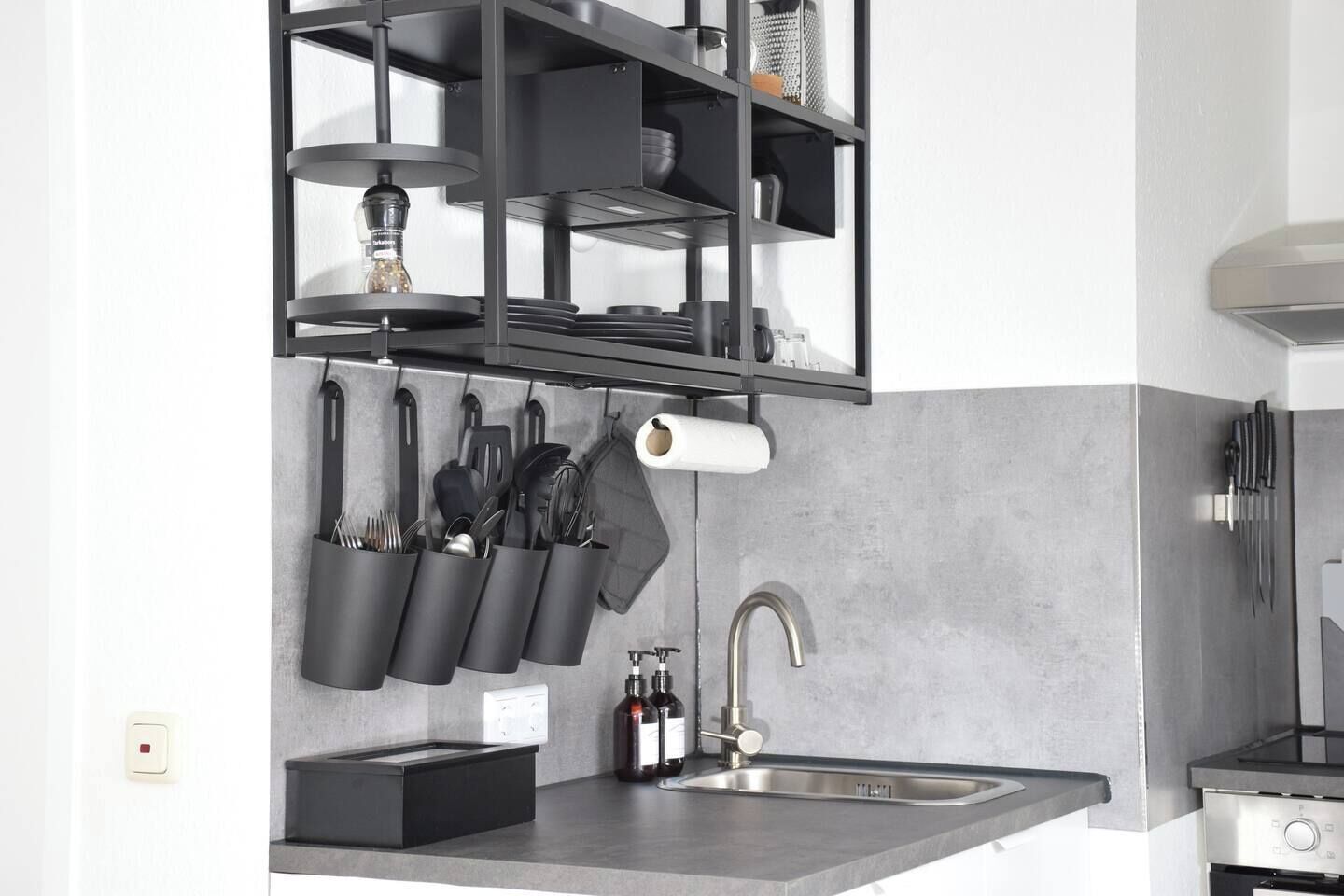 Coffee/tea maker, fridge, oven, stovetop