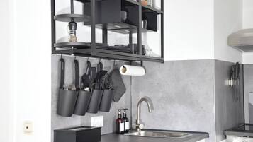 Coffee/tea maker, fridge, oven, stovetop