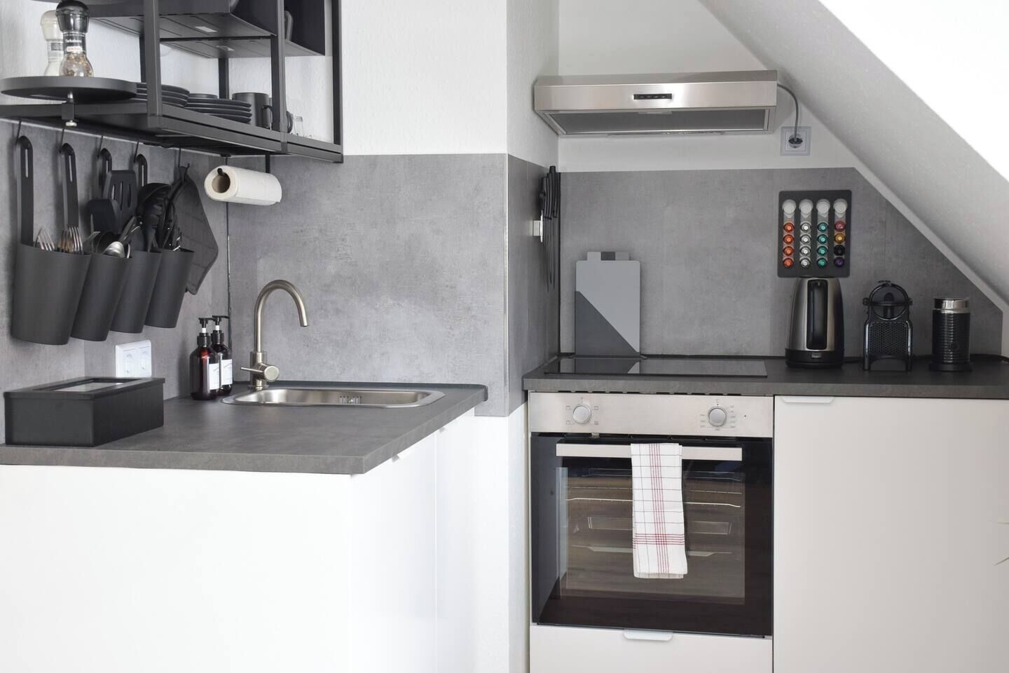 Wasserkocher mit Kaffee-/Teezubehör, Kühlschrank, Ofen, Herdplatte