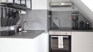 Wasserkocher mit Kaffee-/Teezubehör, Kühlschrank, Ofen, Herdplatte