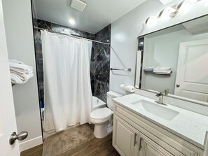 Towels, soap, toilet paper - LUX 2-Bedroom Apartment in DC Easy Parking (Washington)