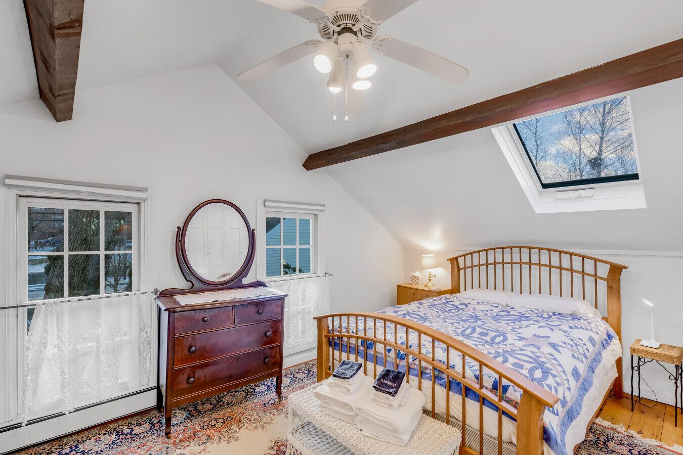 Desk, iron/ironing board, WiFi, bed sheets