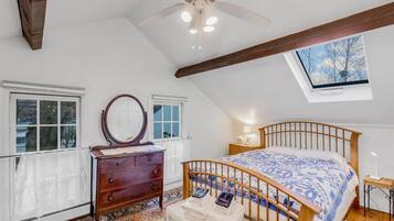 Desk, iron/ironing board, WiFi, bed sheets