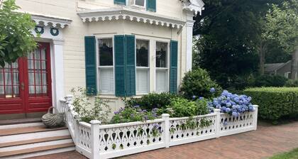 Linden Tree Carriage House: walk to charming downtown, lovely yard