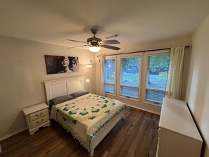 3 habitaciones, tabla de planchar con plancha, wifi y ropa de cama 