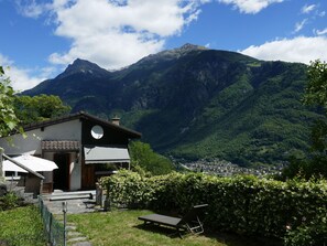 Propiedad con vista a la montaña, un edificio pequeño, un patio y vistas al valle.