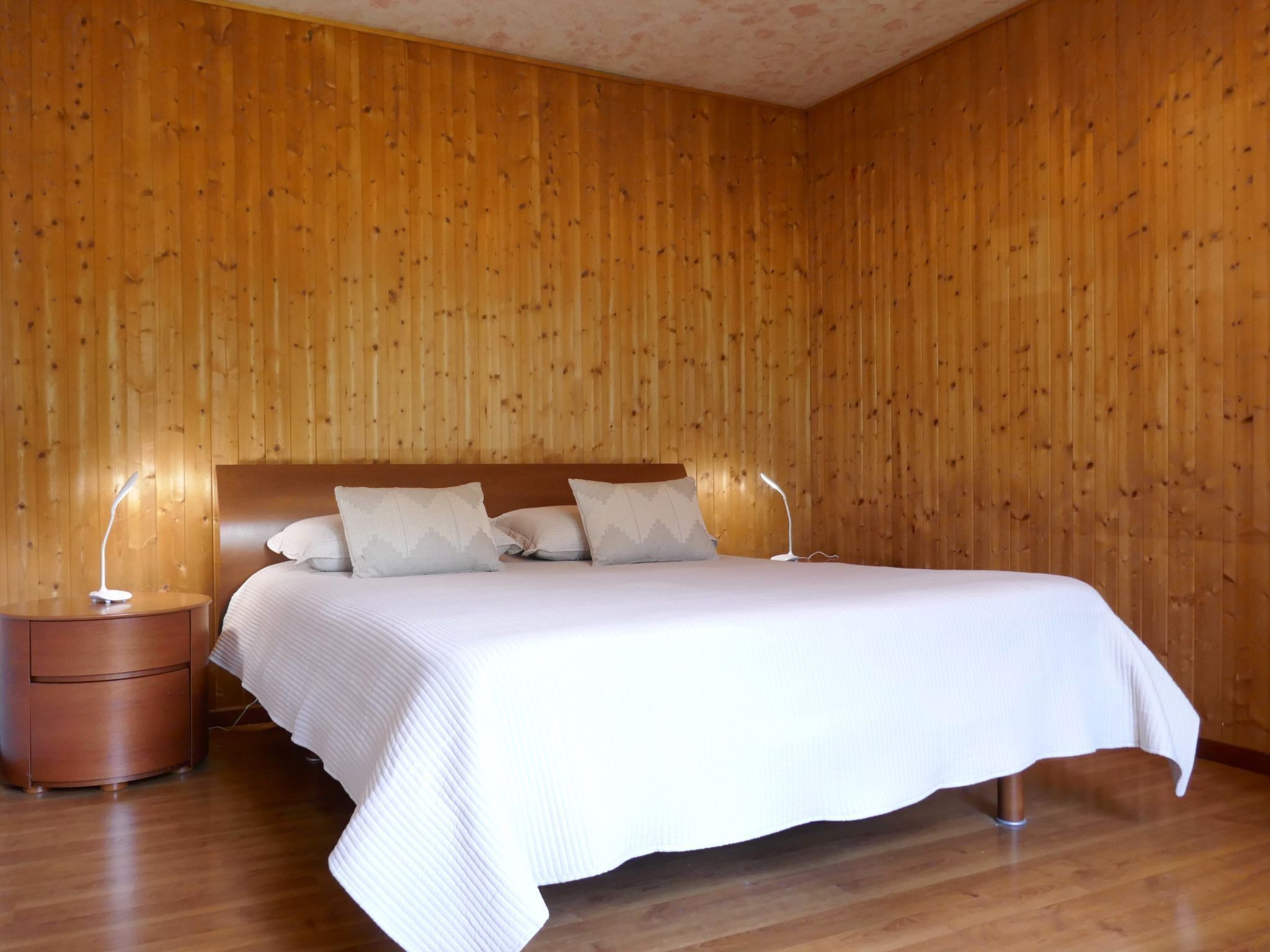 2 bedrooms, desk, internet