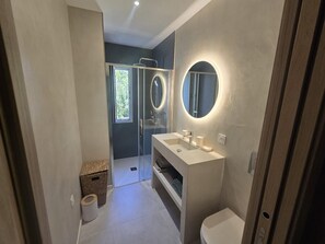 Bathroom - Vrbo Property (Lumio)