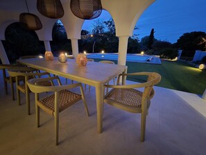 Outdoor dining - Vrbo Property (Lumio)