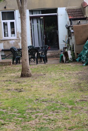 House, 4 Bedrooms | Outdoor dining - Spacious 4 Bedroom House in London (London)