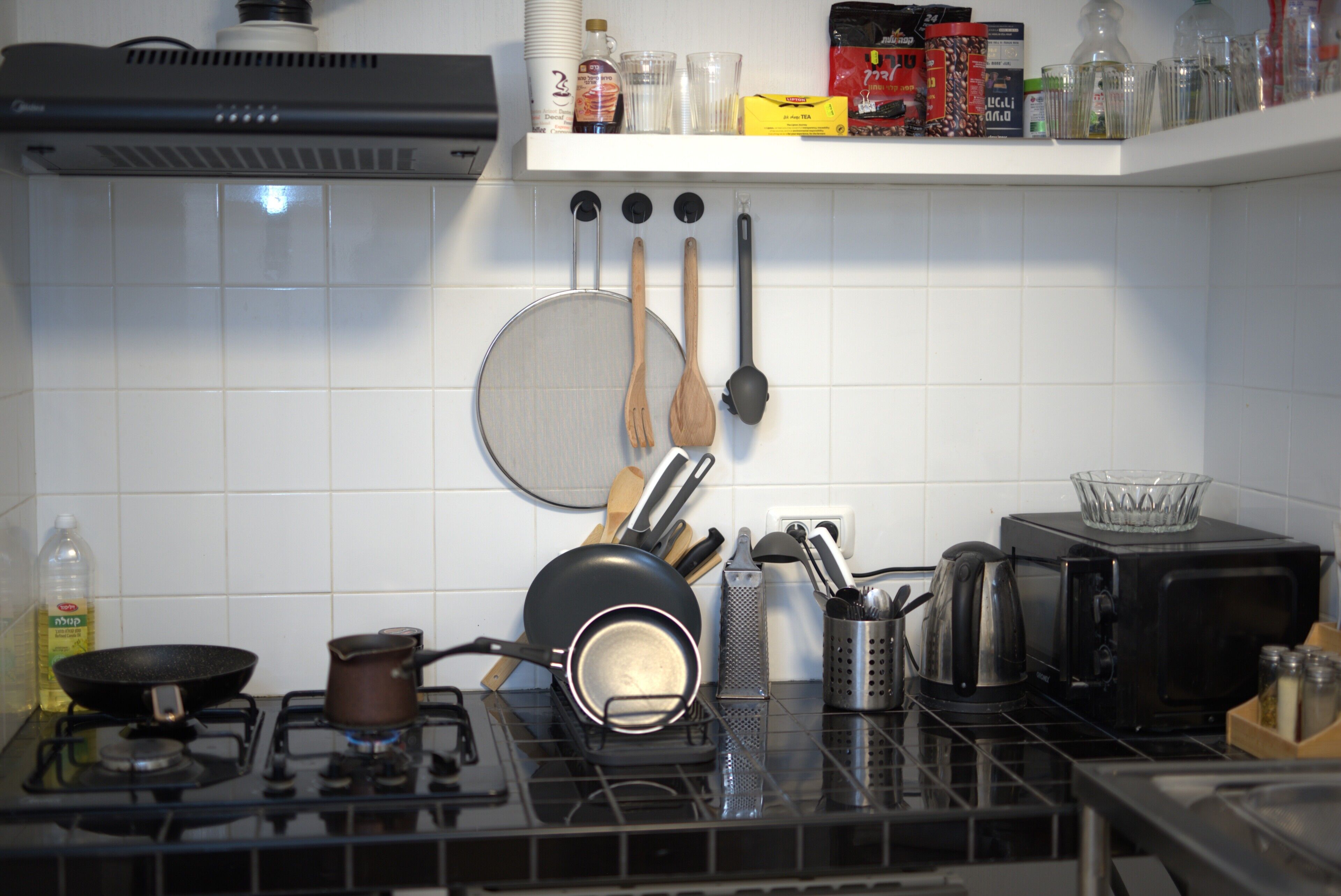 Een mini-koelkast, een magnetron, een oven, een kookplaat