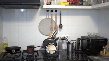 Een mini-koelkast, een magnetron, een oven, een kookplaat