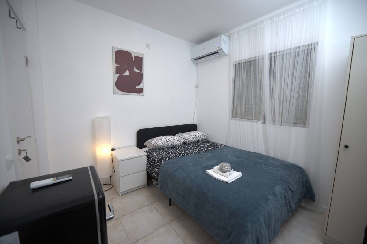 Chambre Standard double, vue sur la cour intérieure | Literie hypoallergénique, rideaux d’obscurcissement