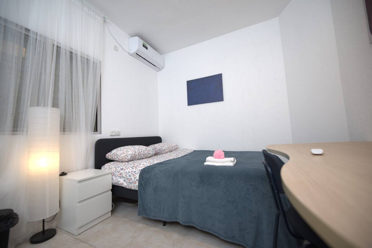 Chambre Deluxe, 1 lit double, non-fumeur, animaux de compagnie acceptés | Literie hypoallergénique, rideaux d’obscurcissement